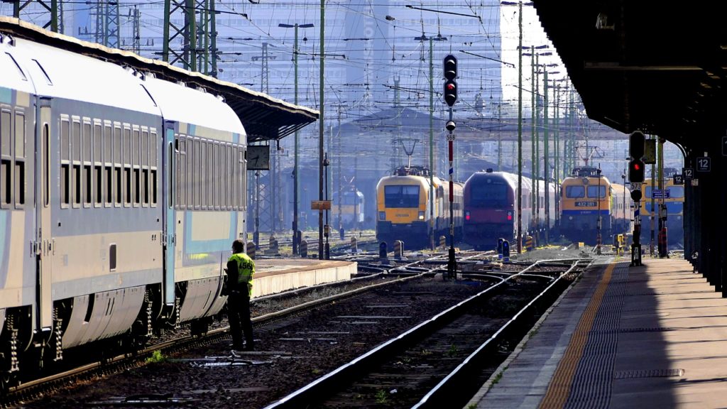 Utasok rekedtek a vonaton a Keleti pályaudvaron, a mozdonyvezető zárta rájuk az ajtót