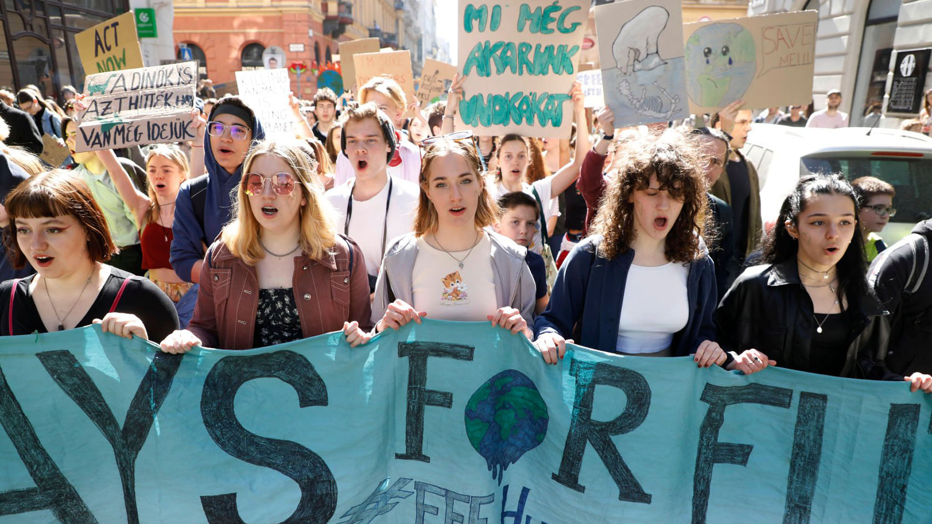 Több száz diák küzd a klímaválság ellen