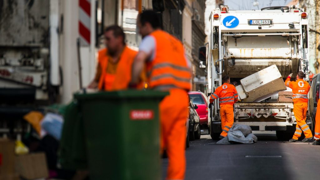 Így ürítik a kukákat a fővárosban a hosszú hétvégén