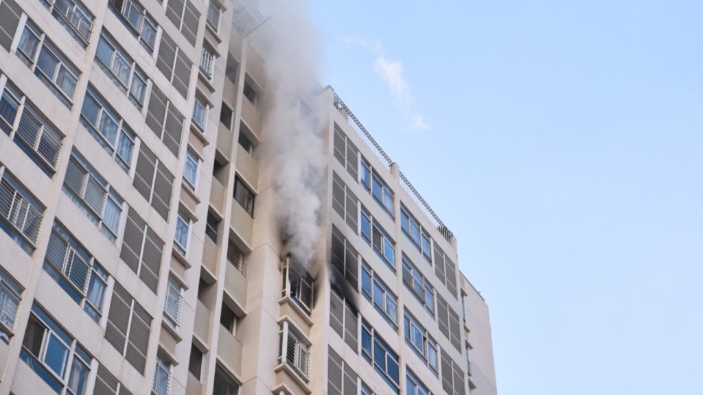 70 éves bácsit mentett ki az égő lakásból három budapesti rendőr