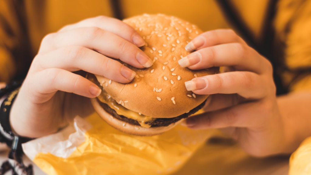 Túl jól sikerült a McDonald’s április tréfája, százak követelik a kamu hamburger bevezetését