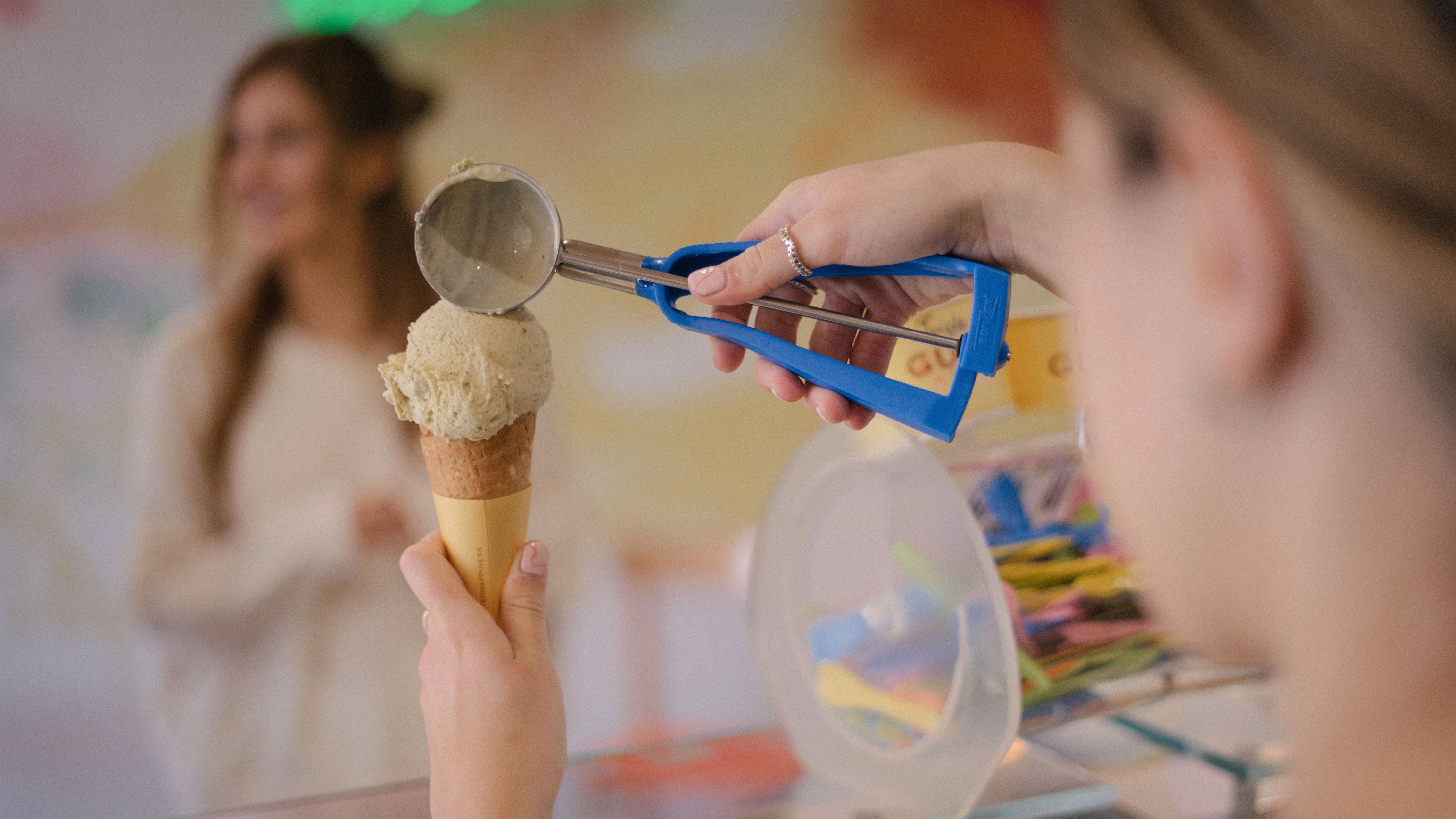 Fagylaltot mér ki egy fiatal nő