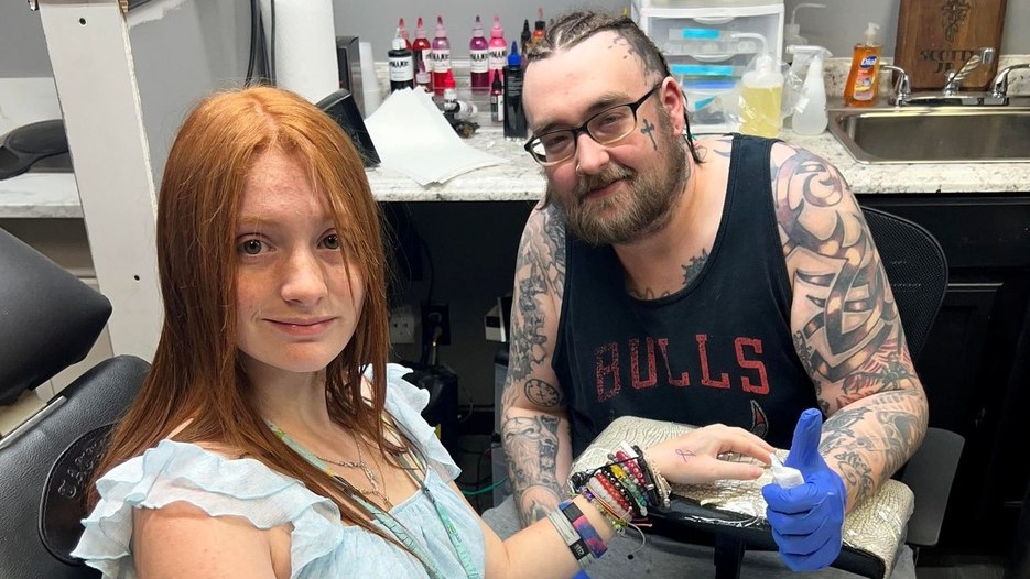 Alexis Morris a tetoválónál