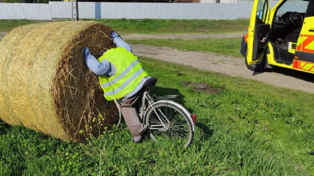 Bajba jutott szalmabábuhoz riasztották a mentőket