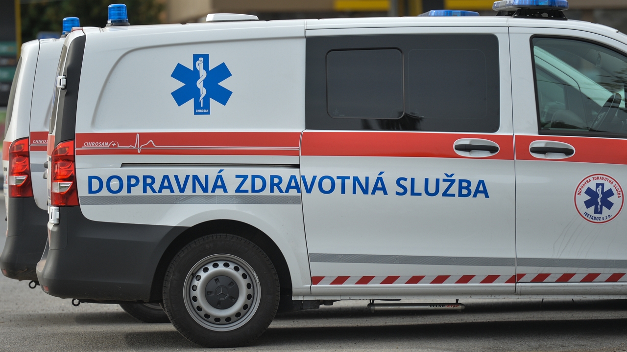 szlovák mentőautó