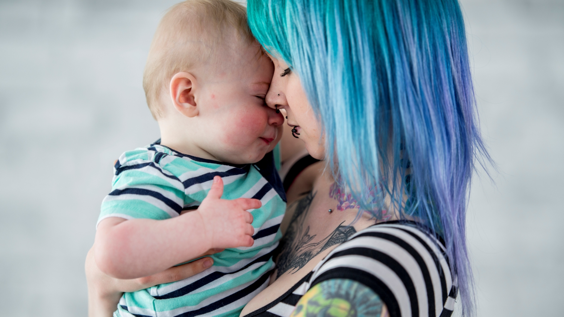 Tetovált nő babával