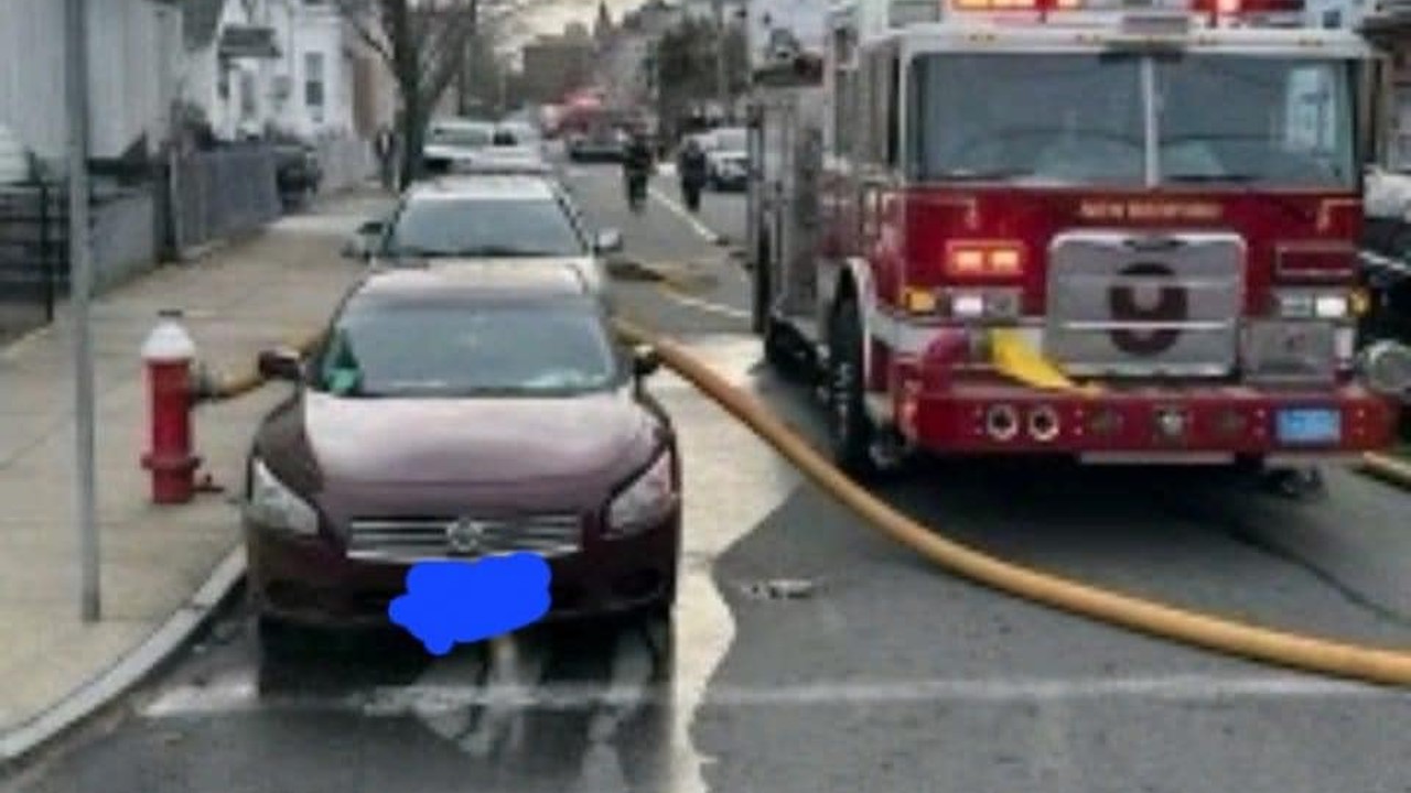 Tűzcsap elé parkoló kocsi