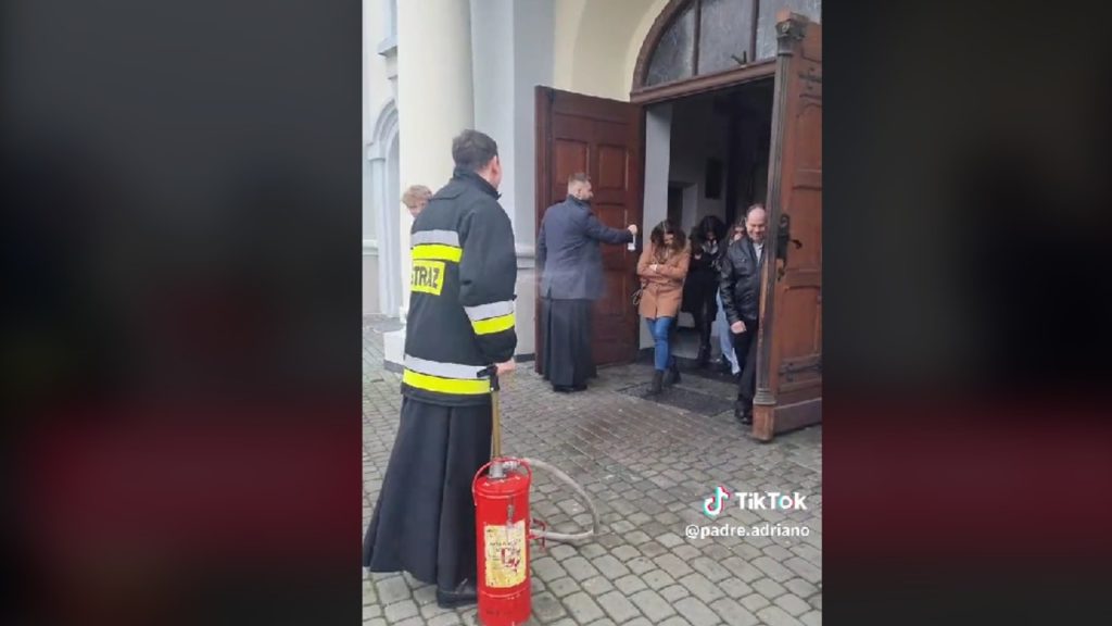 Tűzoltóval locsoltatta meg a híveit egy lengyel pap – videó