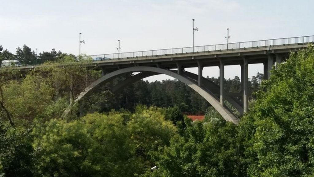 „Maradj velünk! Hívj most, beszéljünk!”: egy tábla mentette meg az öngyilkosságra készülő lány életét