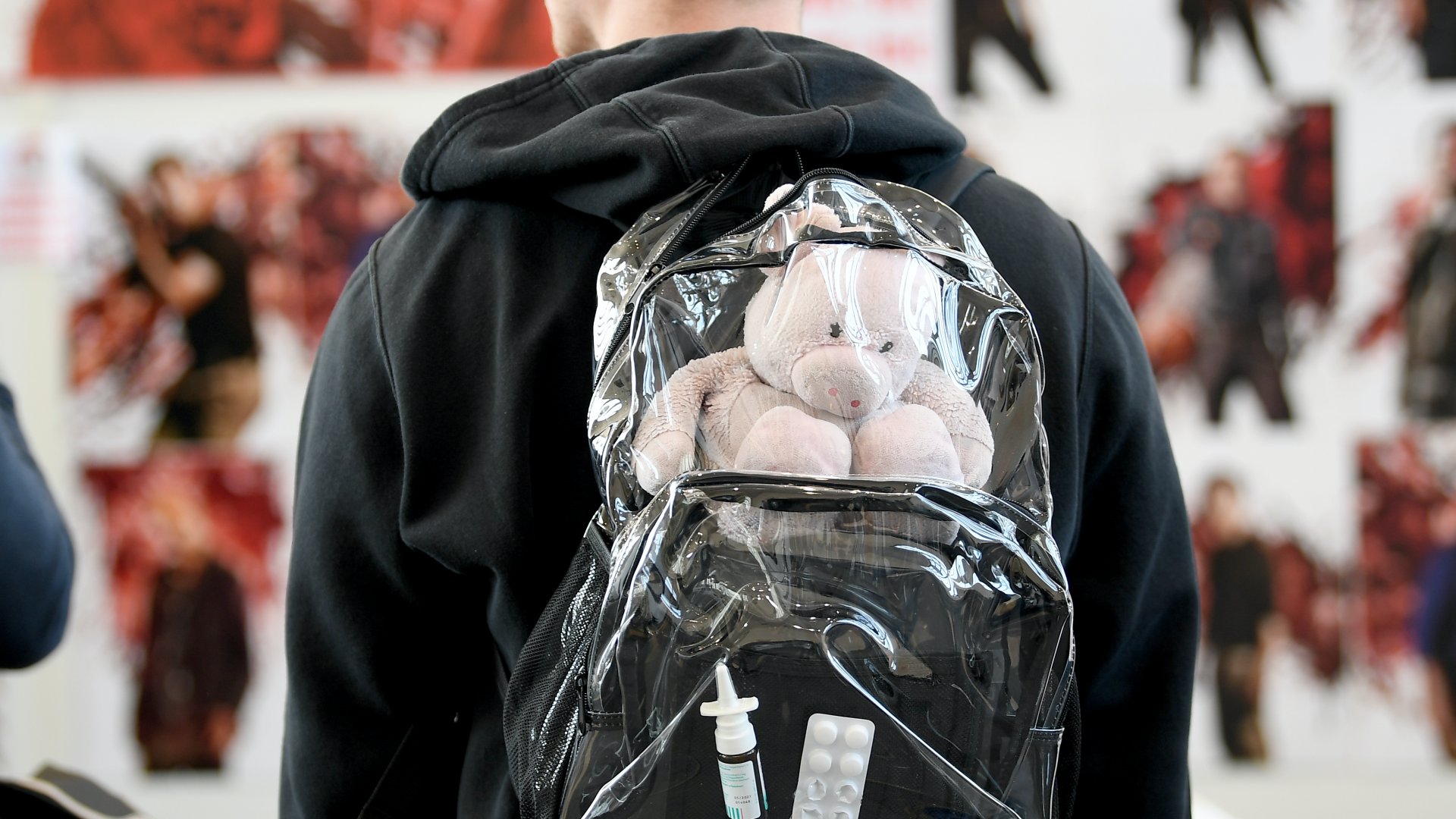 Plüssmaci egy diák átlátszó hátizsákjában