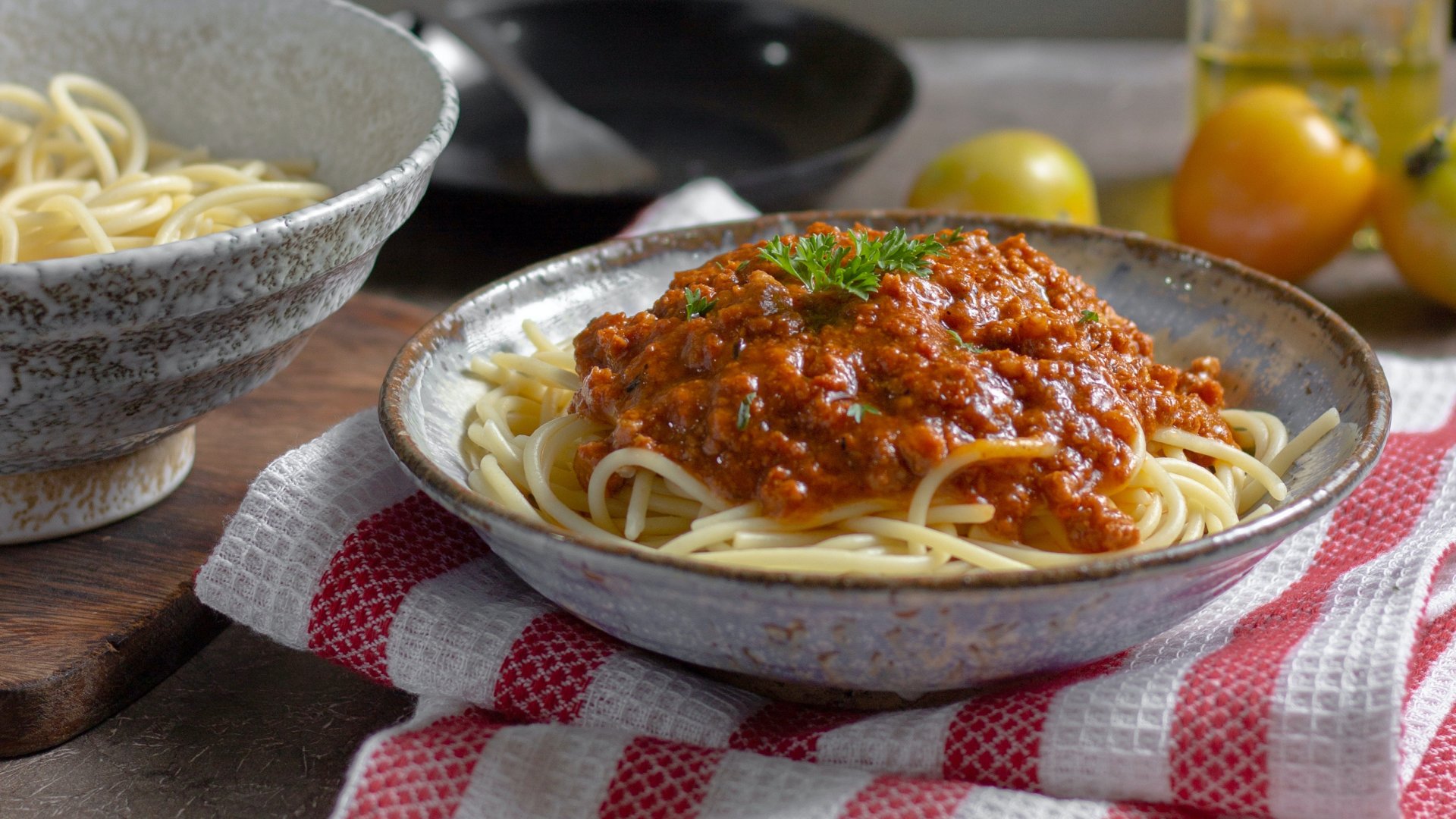 Bolognai spagetti az asztalon egy tányérban
