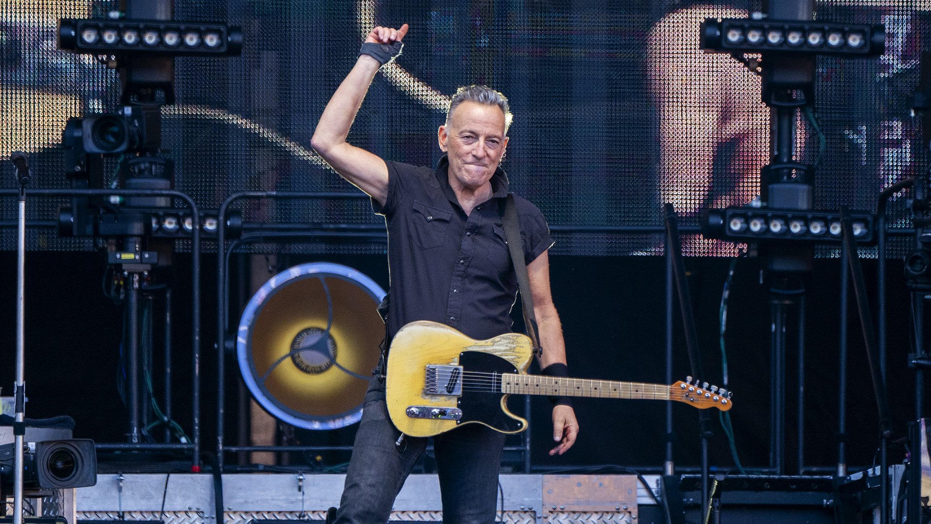 Bruce Springsteen az E Street Banddel az edinburgh-i Murrayfield színpadán a 2023-as turnéja során május 30-án