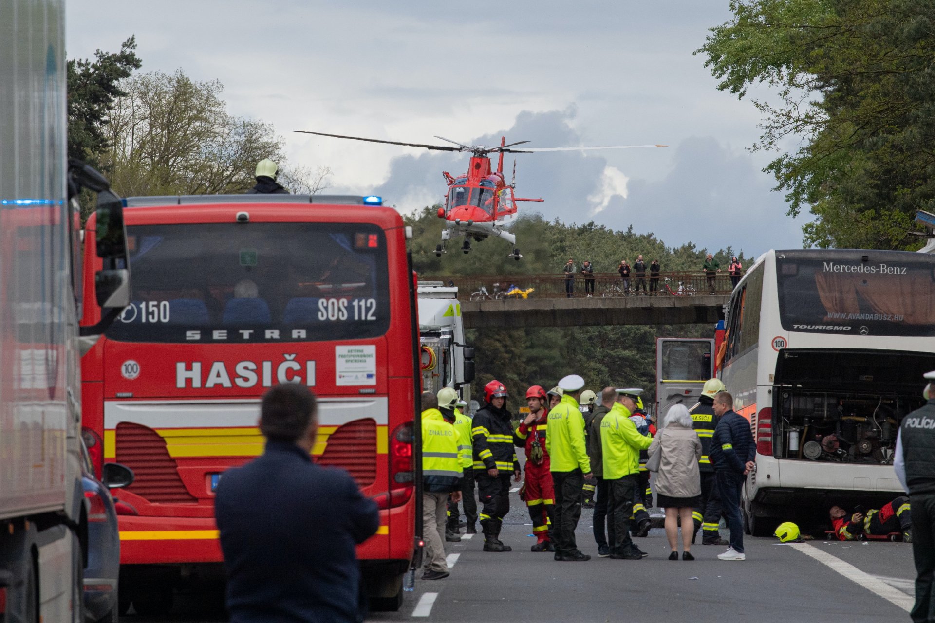 Rendõrök és mentõsök a szlovákiai Jókút közelében, a D2-es autópályán történt baleset helyszínén 2023. május 15-én