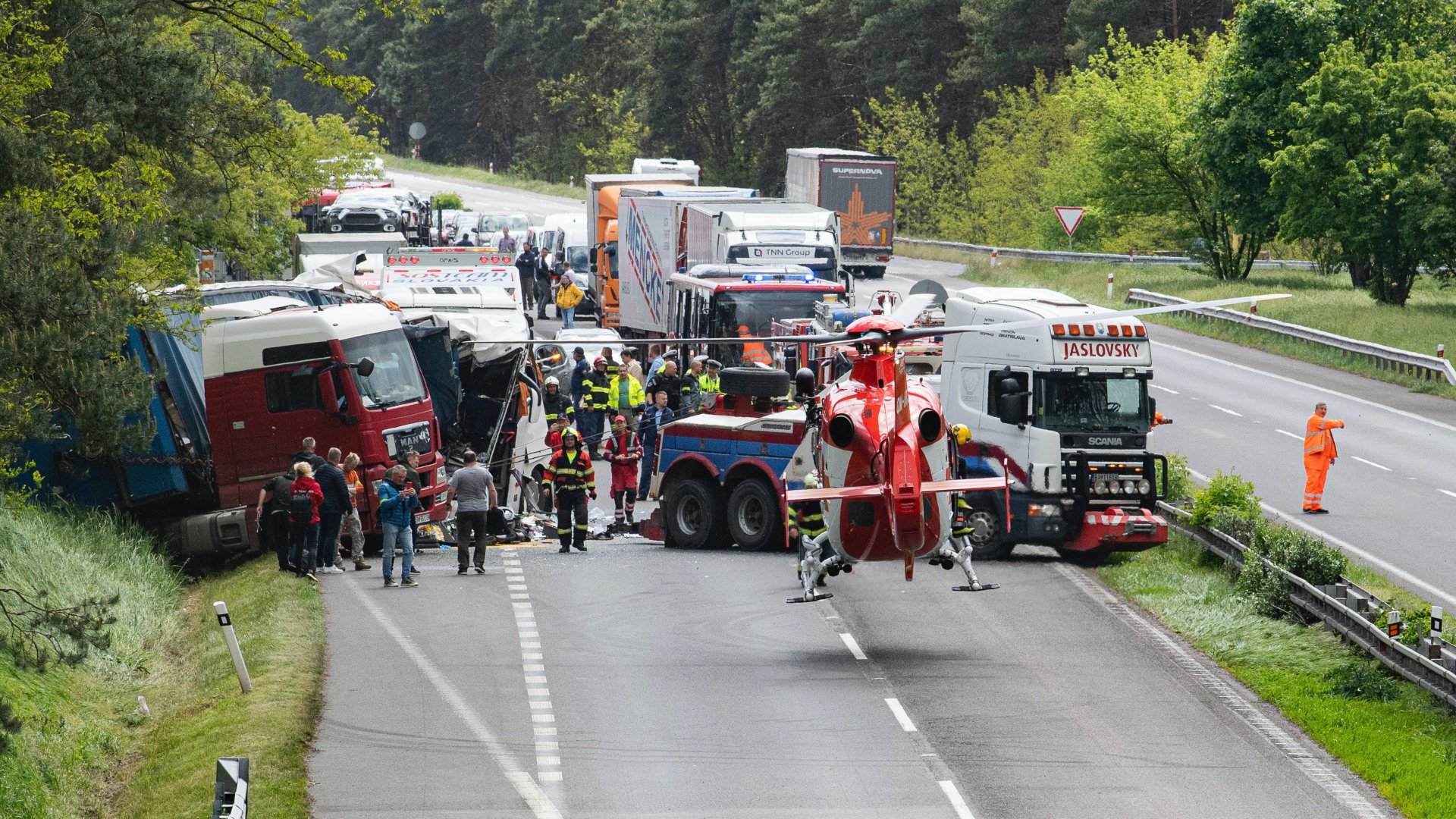 Rendőrök és mentősök a szlovákiai Jókút közelében, a D2-es autópályán történt buszbaleset helyszínén 2023. május 15-én