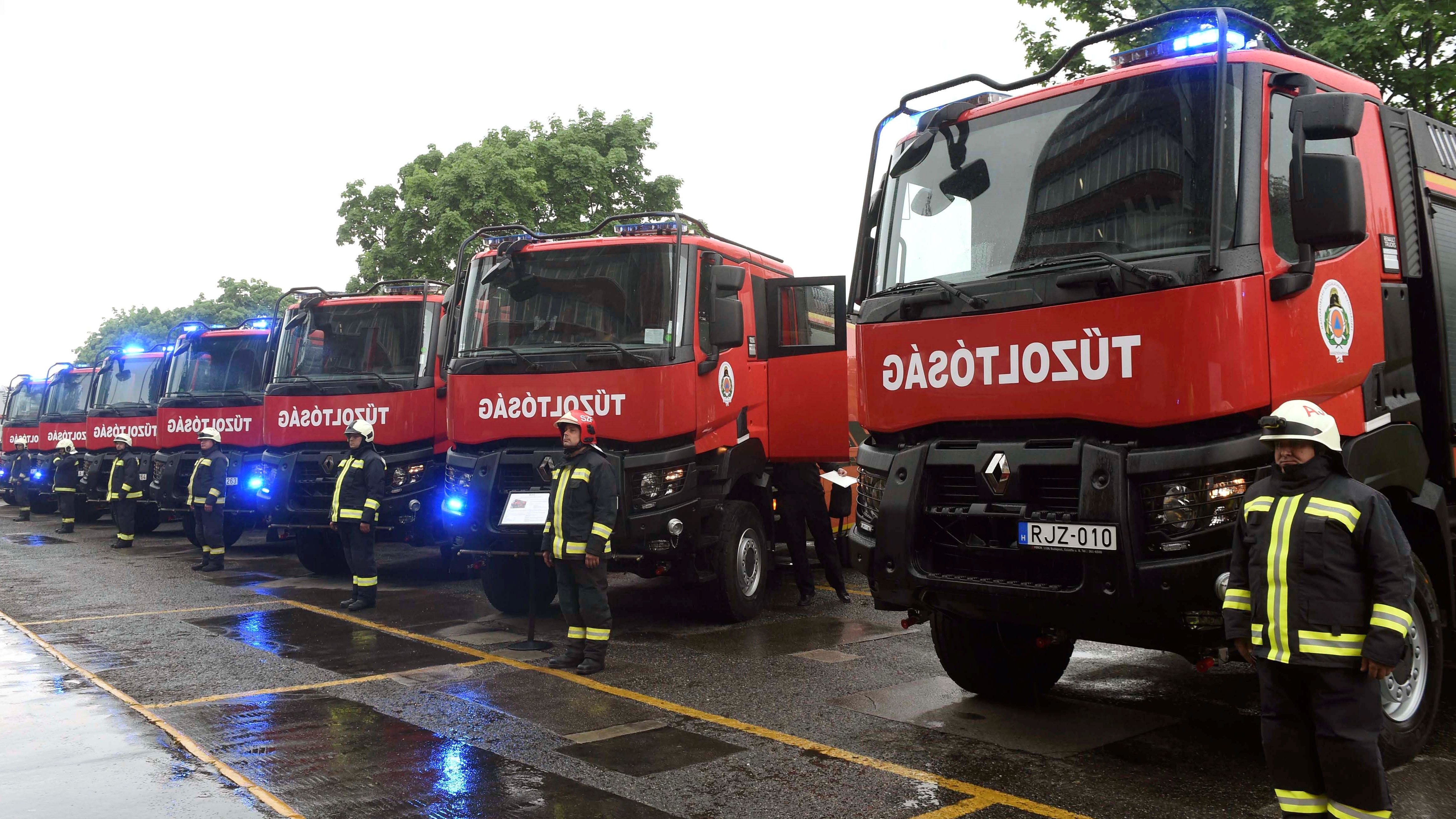 Az Országos Katasztrófavédelmi Főigazgatóság új tűzoltóautóinak átadása a szervezet Mogyoródi úti épületének udvarán, Budapesten 2019. május 9-én