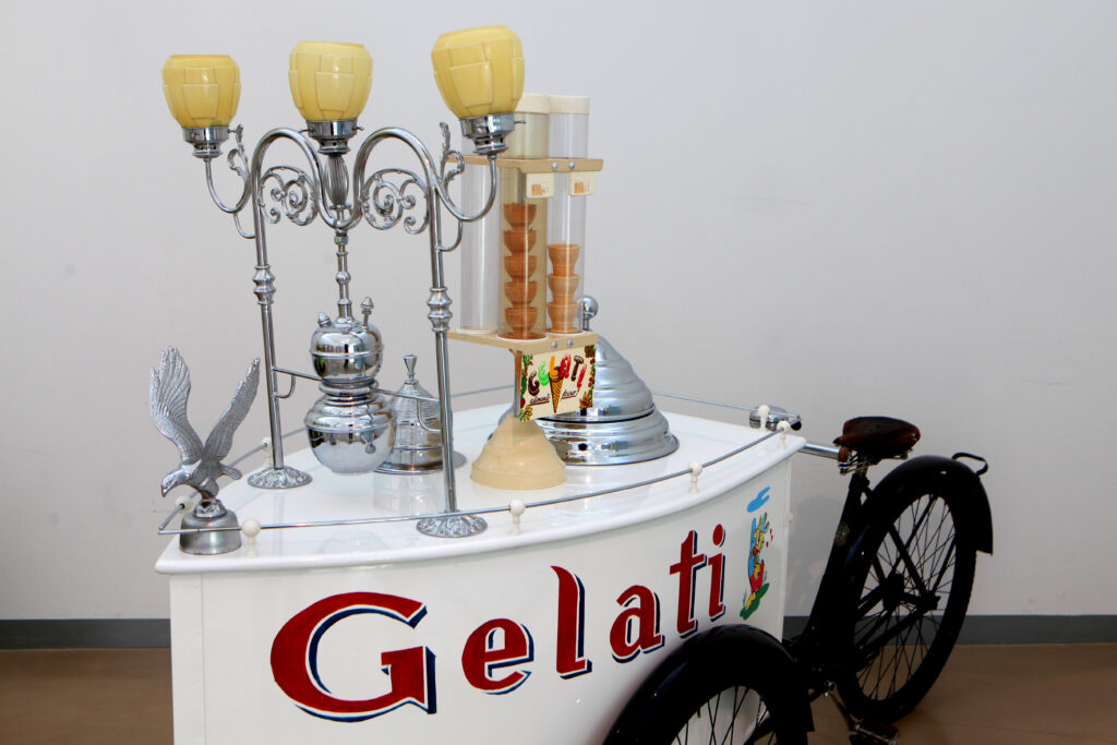 Antik fagylaltárus tricikli 1938-ból. Kiállítva a Carpigiani Fagylalt Múzeumban