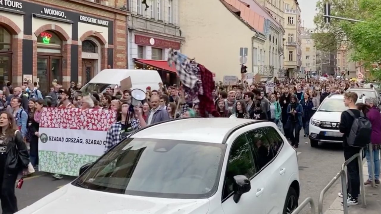 Tüntető diákok az Egységes Diákfront szervezésében 2023. május 3-án Budapesten