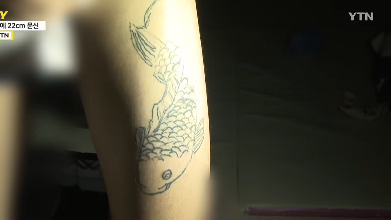 erőszakkal tetovált ponty az áldozat testén