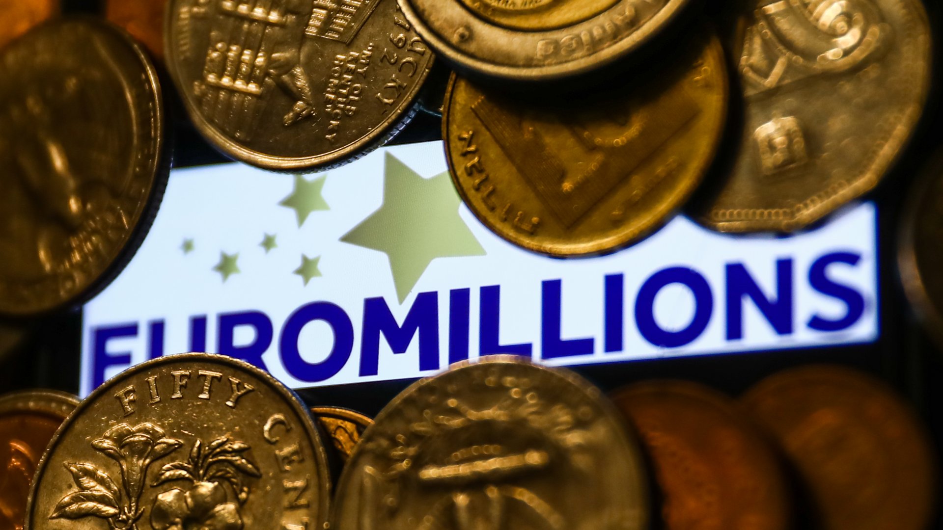 Euromillions felirat pénzérmékkel