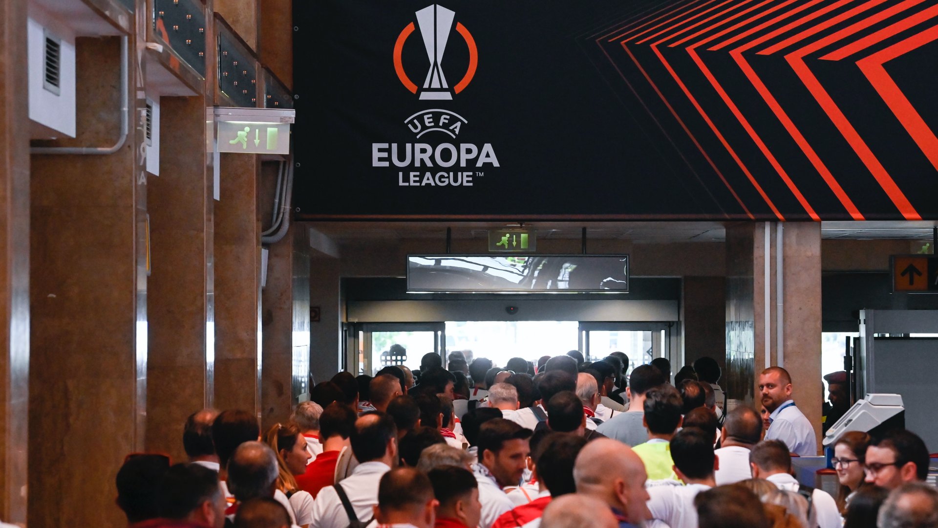 A spanyol Sevilla szurkolói érkeznek a labdarúgó Európa-liga döntõjére a Budapest Liszt Ferenc Nemzetközi Repülõtérre 2023. május 31-én