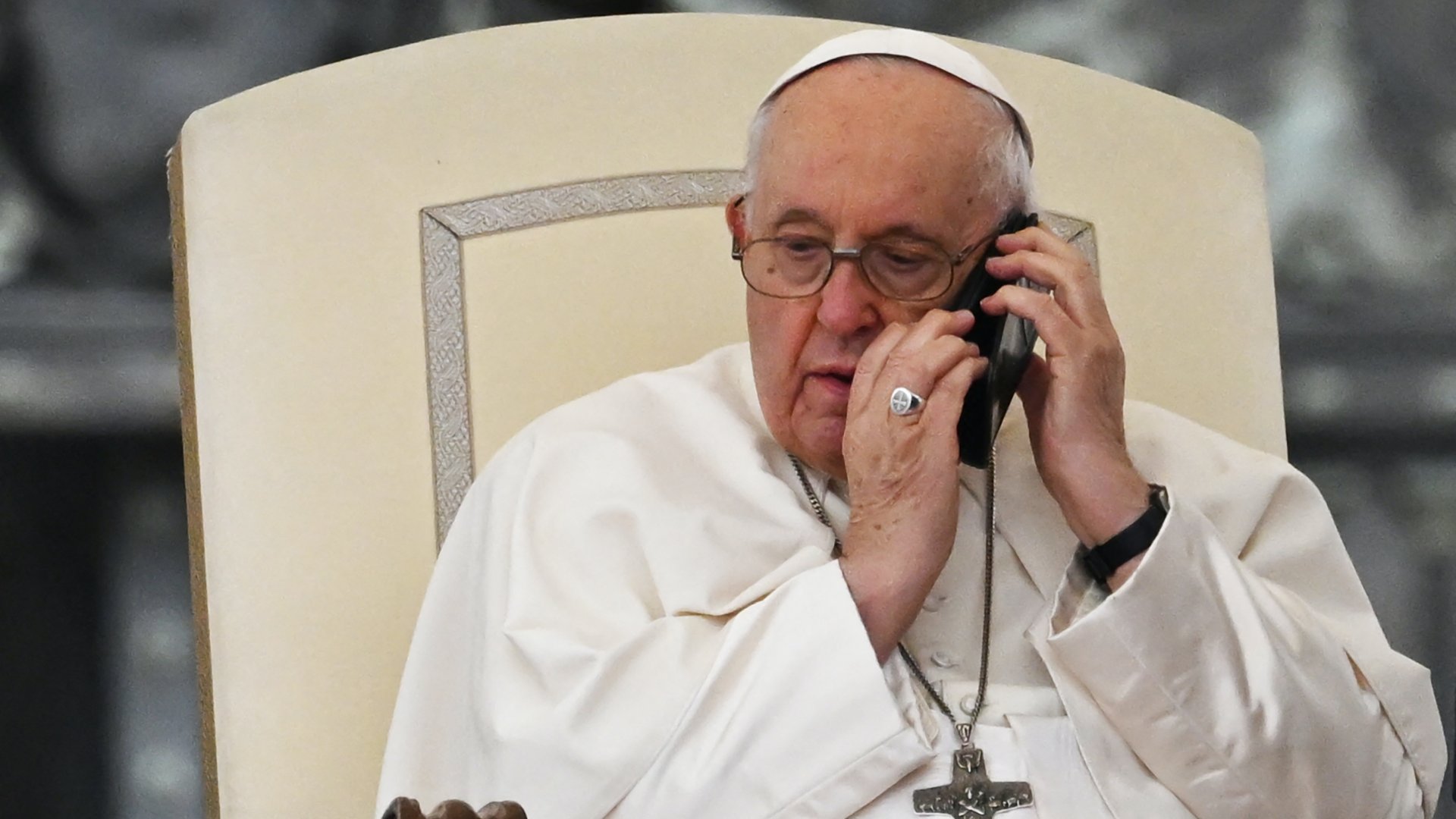 Ferenc pápa telefonon beszél a heti általános audiencián a Szent Péter téren a Vatikánban 2023. május 17-én