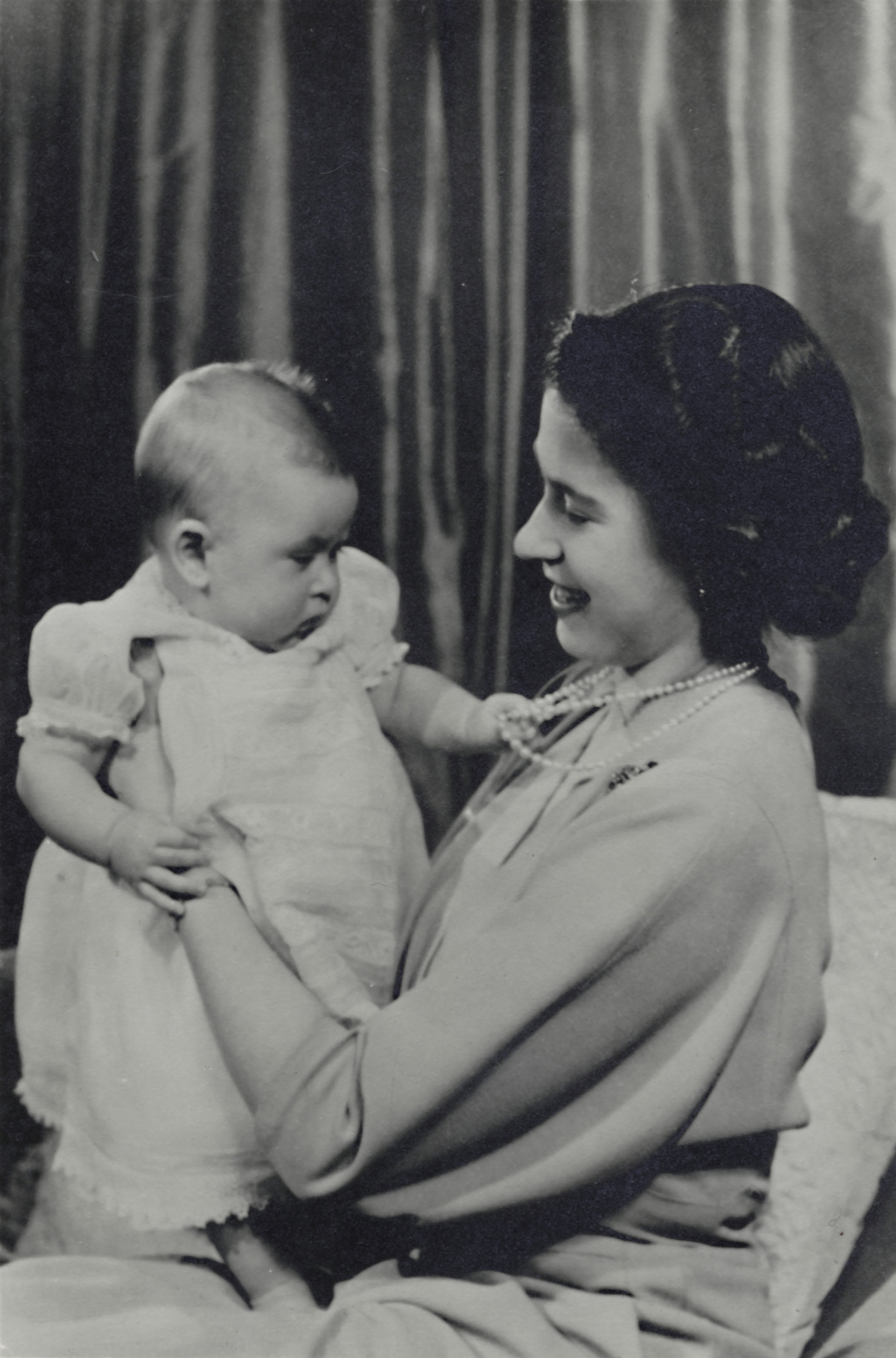 II. Erzsébet királynő és újszülött fia Károly herceg
