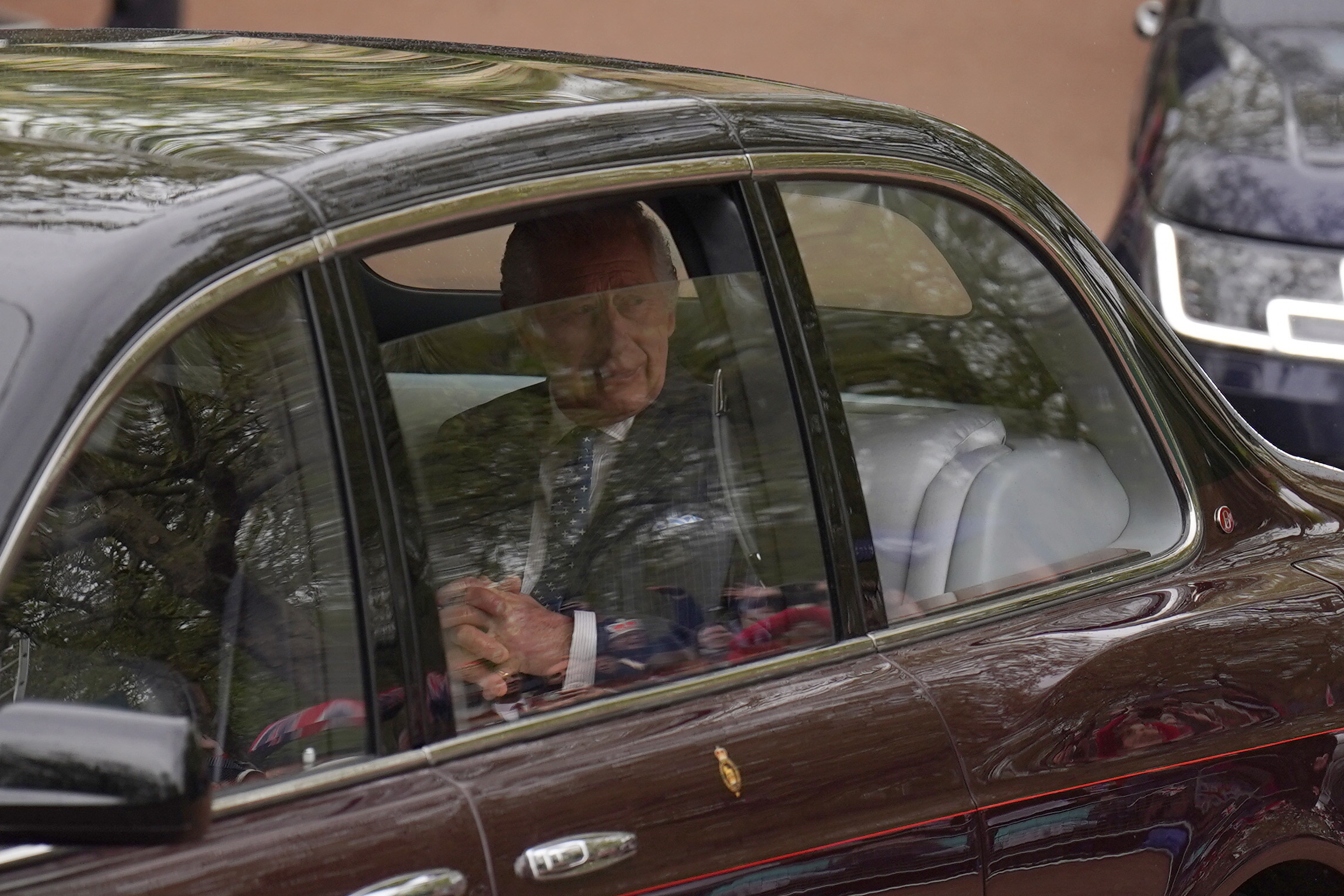 III. Károly megérkezik a Buckingham palotába.