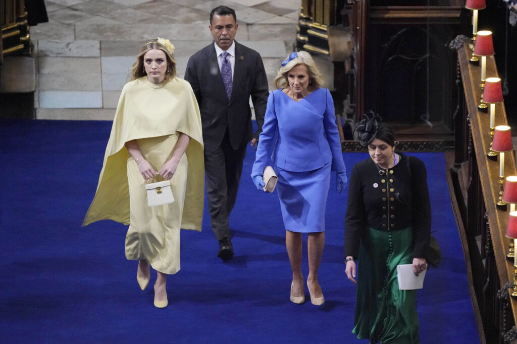 Az Egyesült Államok First Lady-je, Jill Biden és az unokája Finnegan Biden megérkezik a Westminster-apátságba