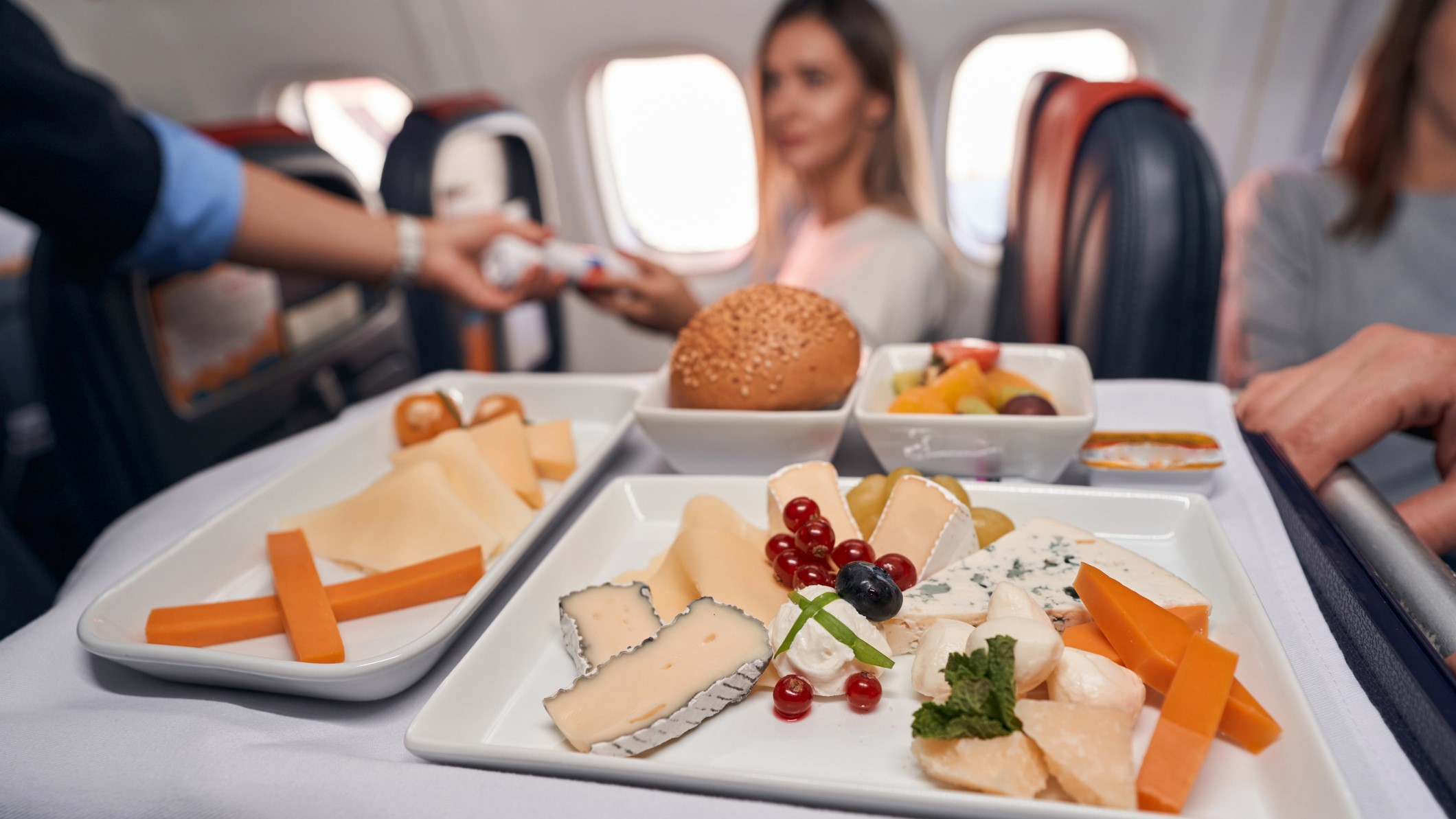Ételt szolgálnak fel egy repülőn