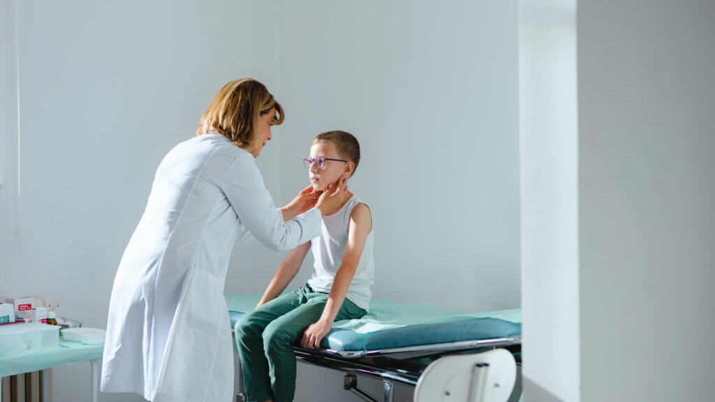 Doctor examinando a un niño pequeño