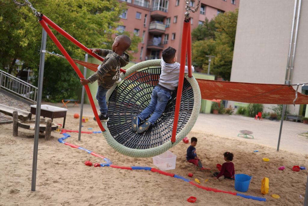 Gyerekek egy berlini játszótéren