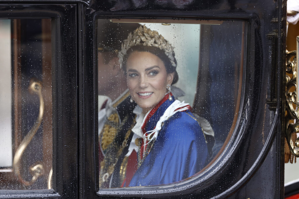 Katalin wales-i hercegné úton a Buckingham palotába