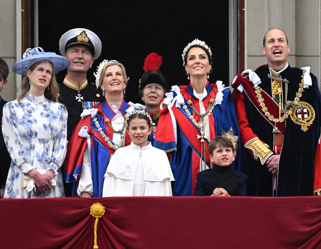 A királyi család dolgozó tagjai a balkonon. 