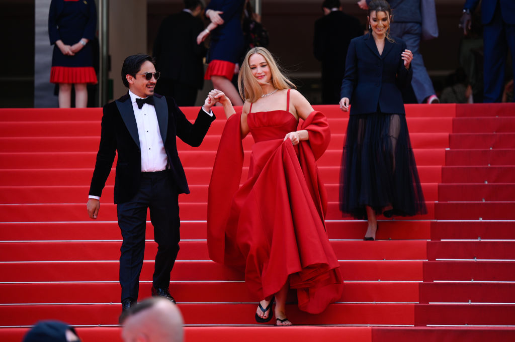 Jennifer Lawrence flip-flop papucsban a Cannes-i Filmfesztiválon (Fotó: Stephane Cardinale - Corbis/Corbis via Getty Images)