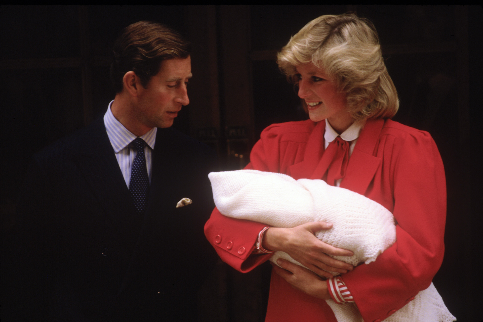 Diana walesi hercegnő és Károly herceg újszülött Harry herceggel