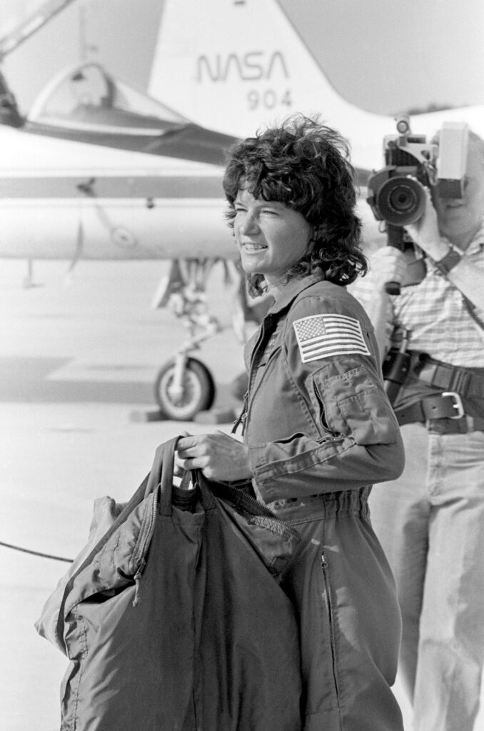 Sally Ride a Kennedy Űrközpontba érkezését követően felcipeli a csomagjait az űrsiklóra (Fotó: Getty Images)