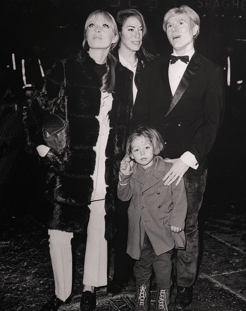 Balról: Nico, Mary Woronov, Andy Warhol és Ari Boulogne, Nico fia, a Rivoli Színházba érkeznek a Sand Pebbles premierjére 1967-ben (Forrás: Getty Images)