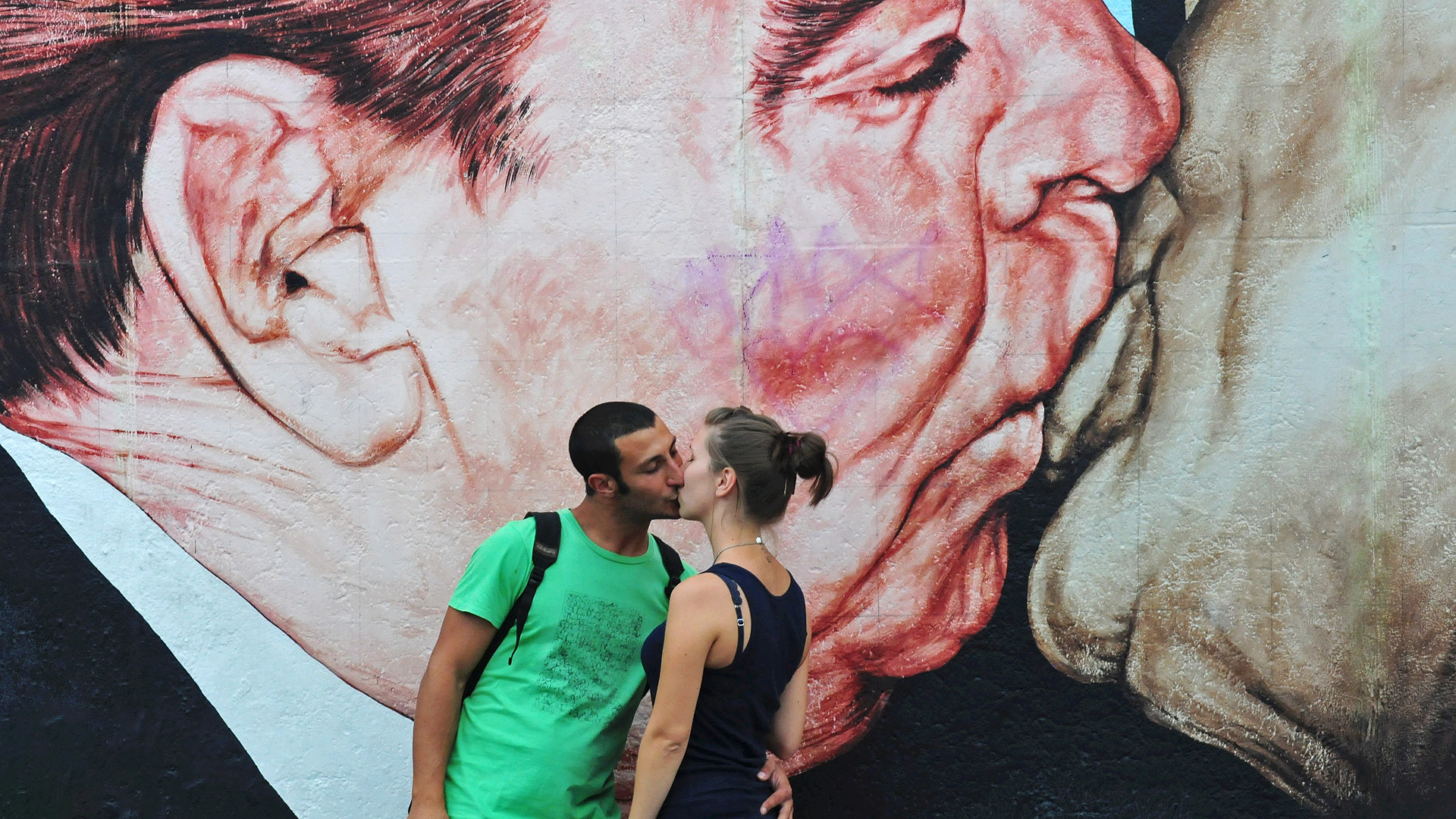 Leonyid Brezsnyev és Erich Honecker csókja