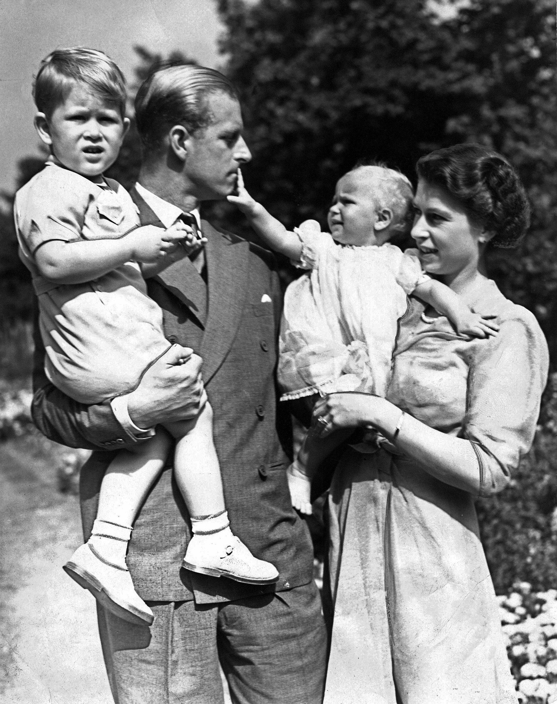 Erzsébet királynő és férje, Fülöp herceg két gyermekükkel, Károly herceggel és Anna hercegnővel