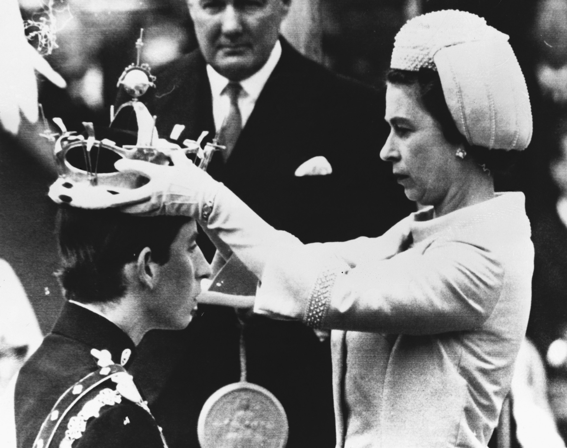 A királynő megkoronázza legidősebb fiát Károlyt