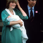 A walesi herceg és hercegnő újszülött fiukkal, Vilmos herceggel
