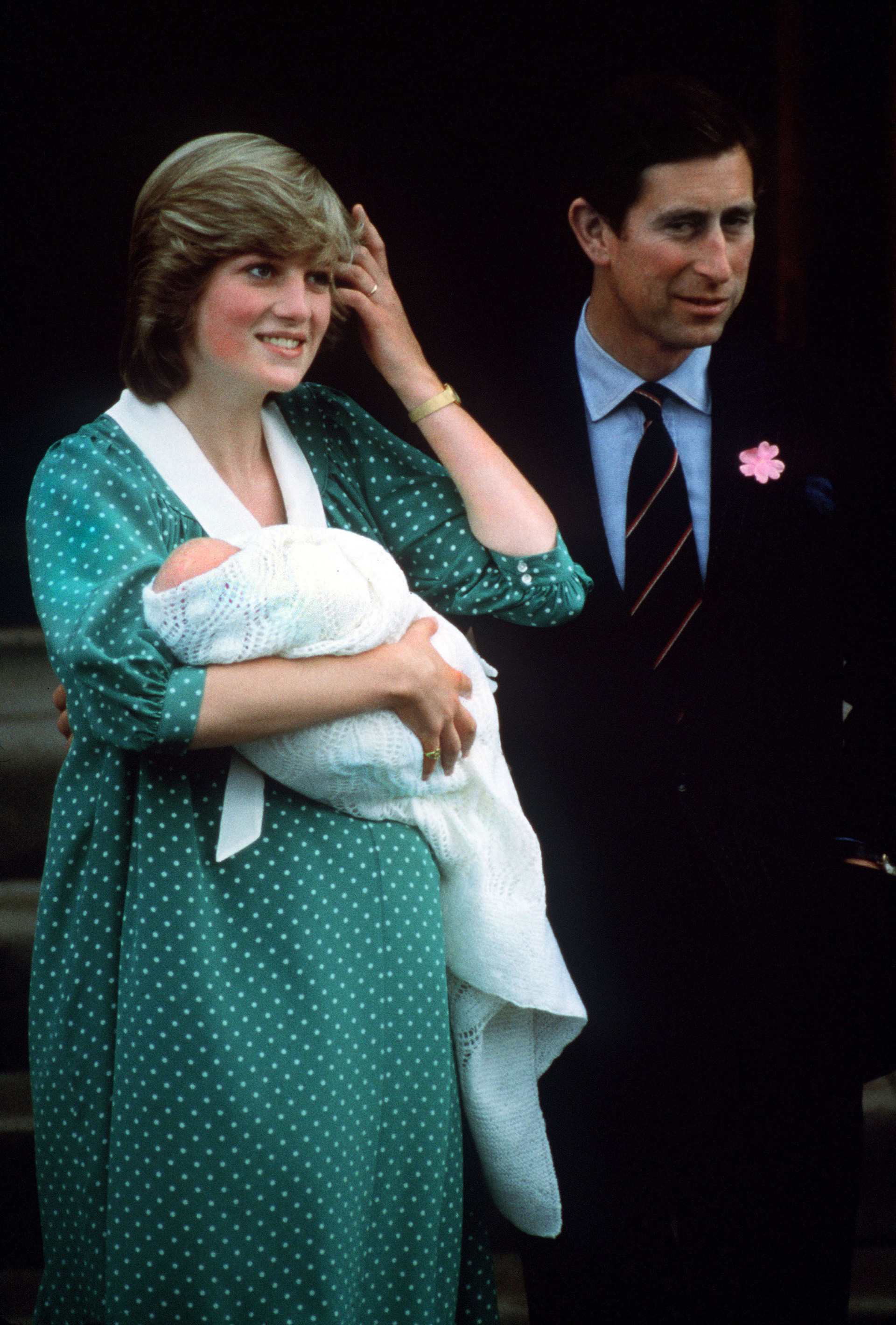 A walesi herceg és hercegnő újszülött fiukkal, Vilmos herceggel