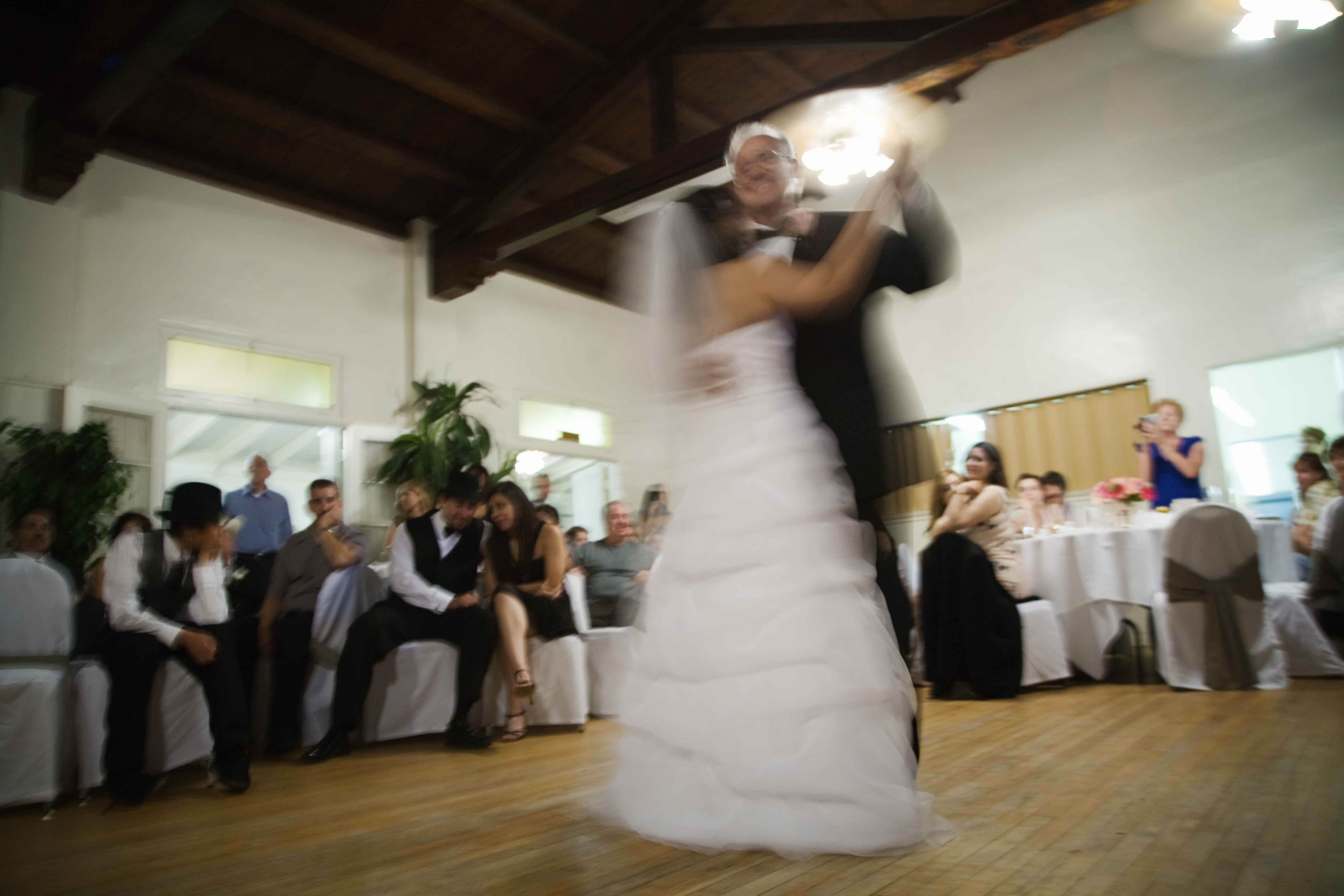 Egy esküvőn táncoló házaspár Spanyolországban