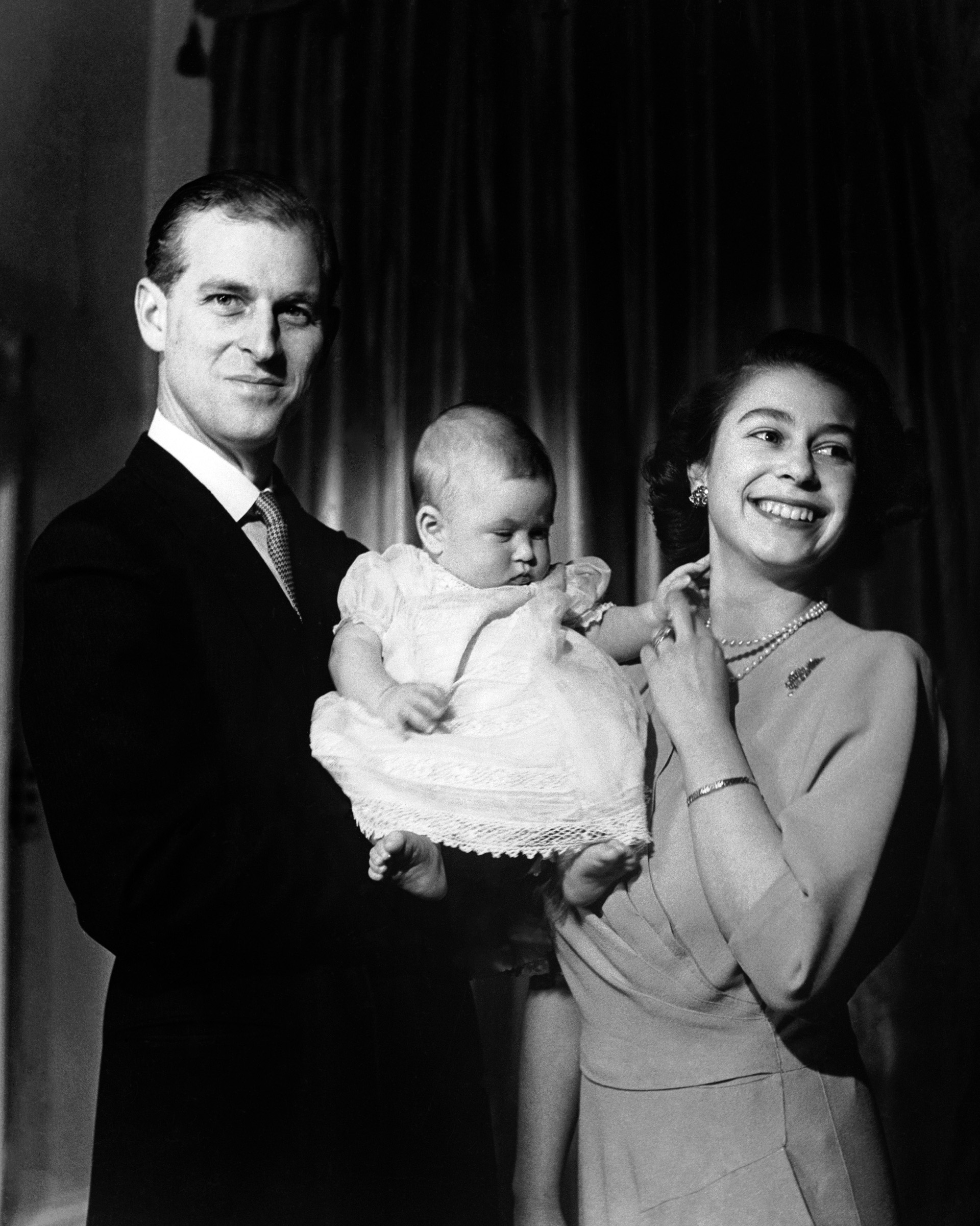 Erzsébet hercegnő és Edinburgh hercege első gyermekükkel