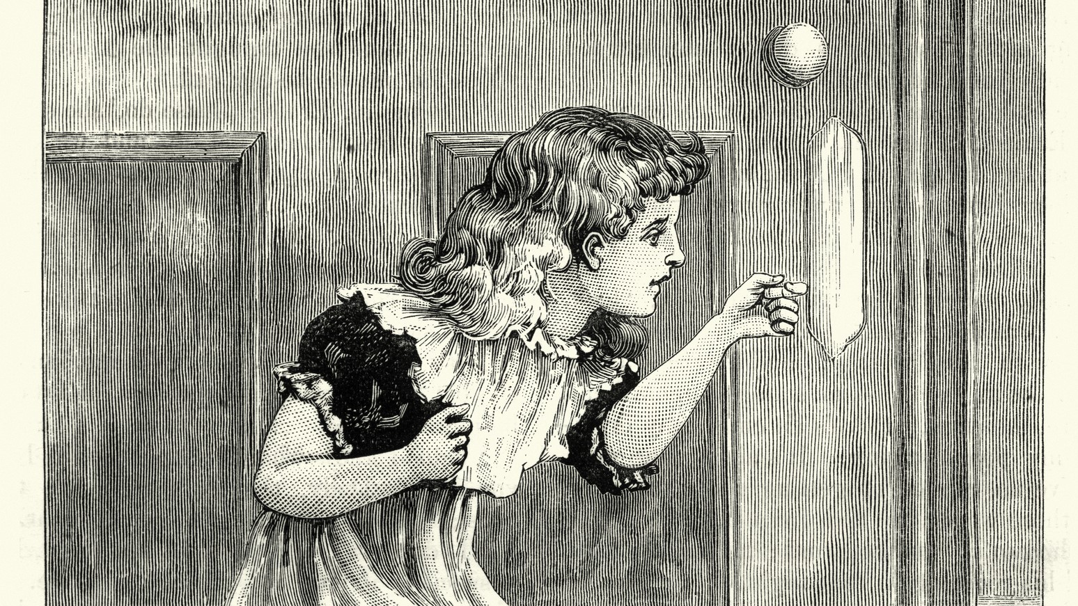Egy kislány hallgatózik az ajtónál