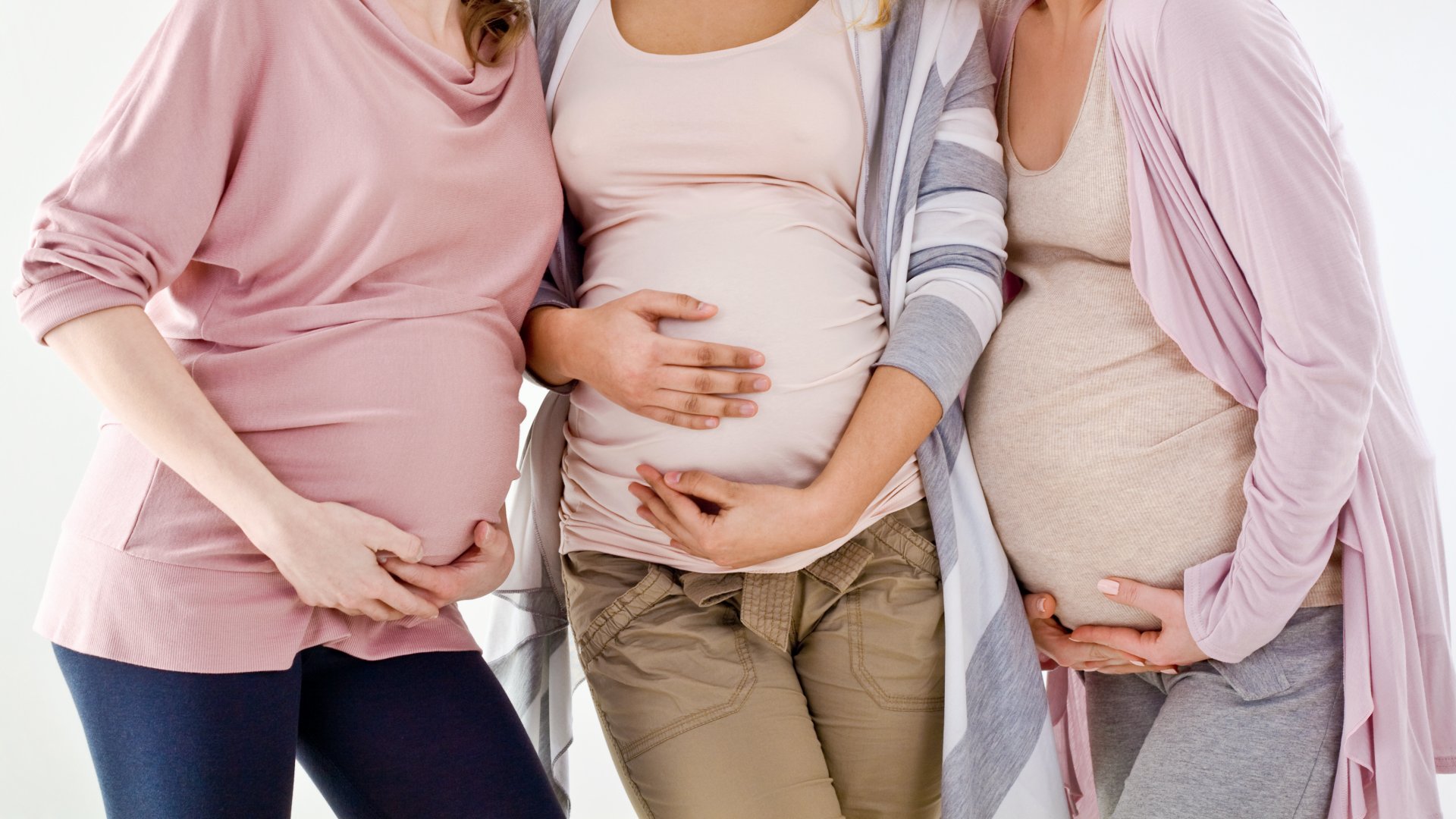 Három terhes nő együtt