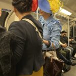 Nők a metrón kalapban