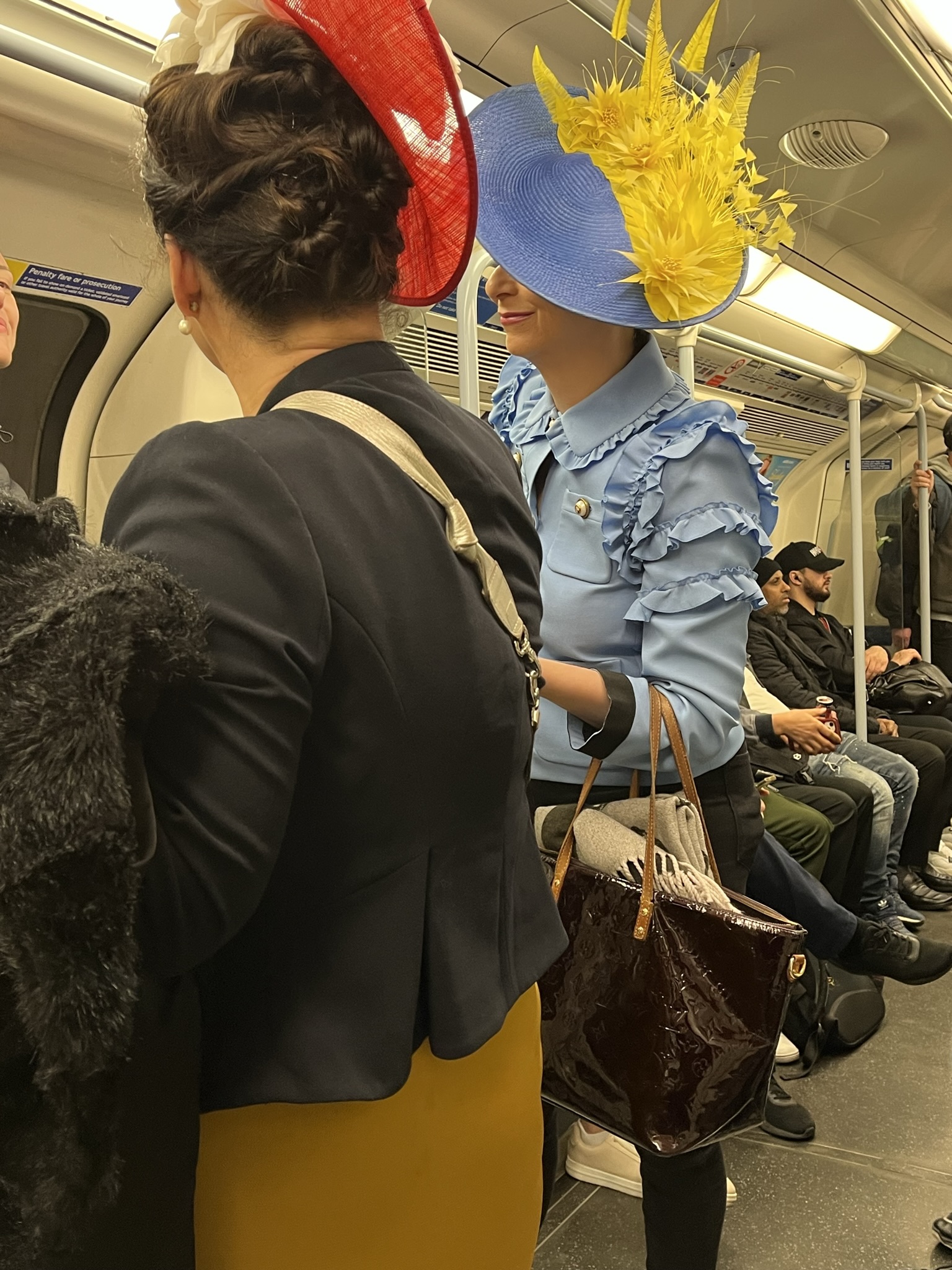 Nők a metrón kalapban