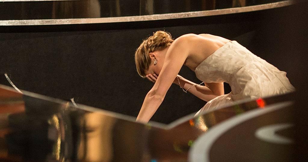 Jennifer Lawrence 2013-ban, miután elbotlott az Oscar-díjátadón. (Fotó: Christopher Polk/Getty Images)