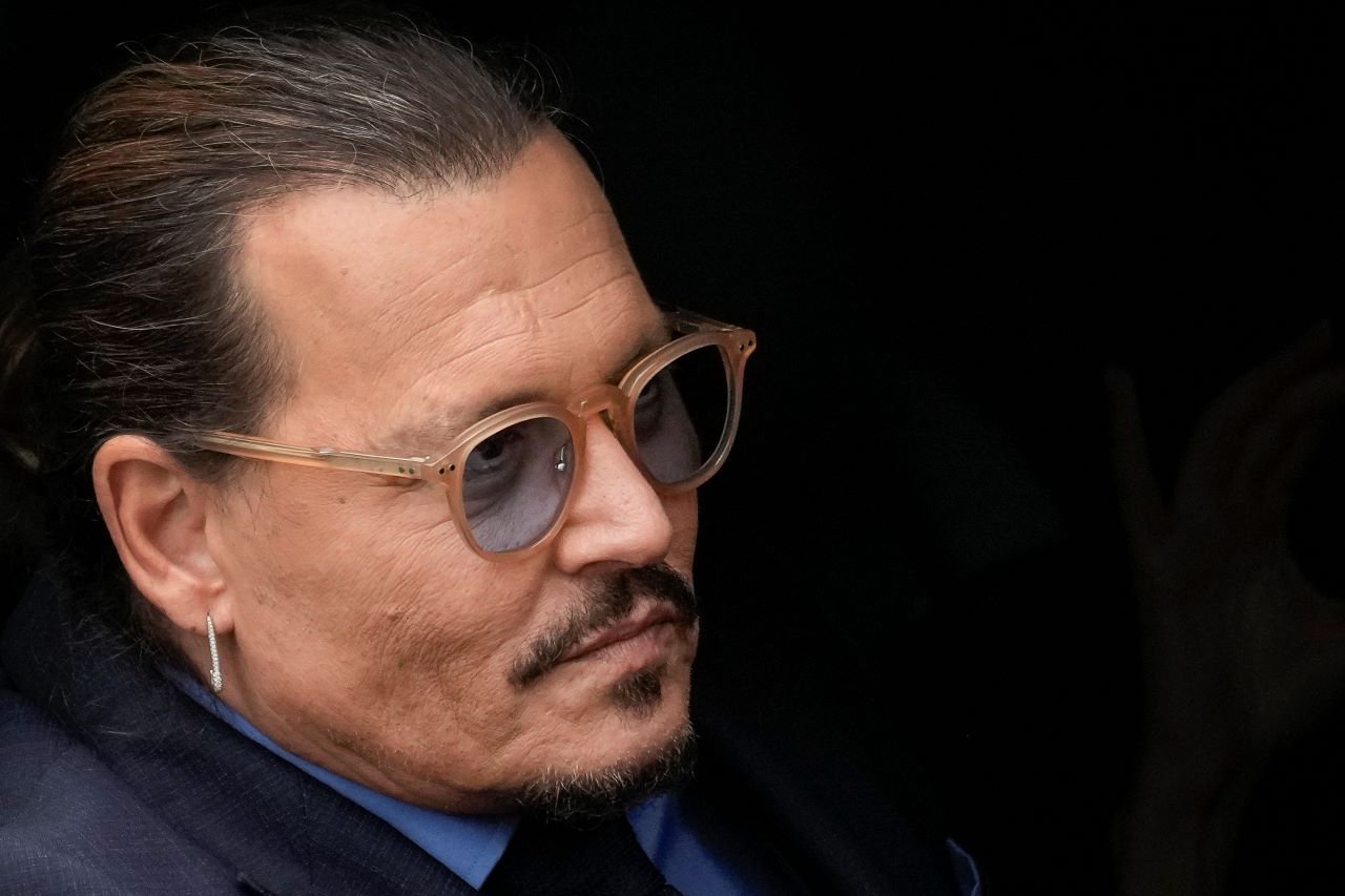 Johnny Depp a tárgyalására siet.